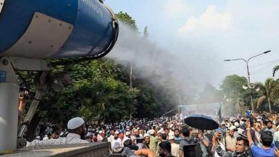 এমন উদ্যোগের জন্য সিটি করপোরেশনকে সাধুবাদ জানিয়েছেন বিক্ষোভকারীরা