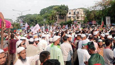 বিভিন্ন রাজনৈতিক দল, সংগঠন ছাড়াও রাজধানীর বিভিন্ন এলাকা থেকে অংশ নিতে আসছে সাধারণ মানুষ 