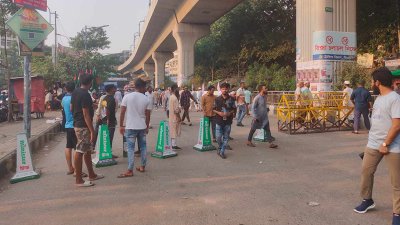 রাস্তা বন্ধ থাকায় অনেকে এসে ফিরে যাচ্ছেন