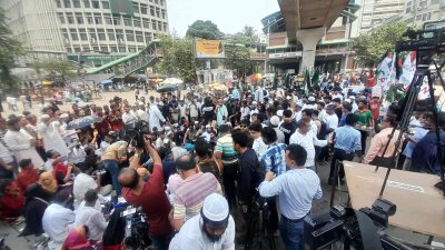 শাহবাগে অবস্থান নিয়েছেন বিক্ষোভকারীরা 