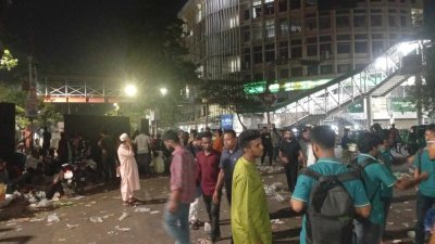 আ.লীগ নিষিদ্ধের আন্দোলনে বিরতি ঘোষণা, শাহবাগেই ঘুমিয়ে পড়েছেন হাসনাত