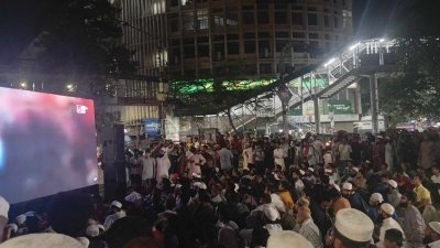শাহবাগে মধ্যরাতেও উপচেপড়া ভিড়, চলছে ডকুমেন্টারি প্রদর্শনী