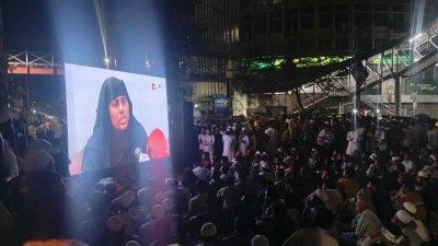 শাহবাগে মধ্যরাতেও উপচেপড়া ভিড়, চলছে ডকুমেন্টারি প্রদর্শনী