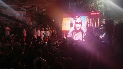 শাহবাগে মধ্যরাতেও উপচেপড়া ভিড়, চলছে ডকুমেন্টারি প্রদর্শনী