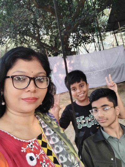 দুই ছেলের সঙ্গে মা মৌনন রেজা। 