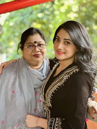 মায়ের সঙ্গে পূজা চেরি