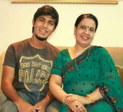 মায়ের সঙ্গে তৌসিফ মাহবুব
