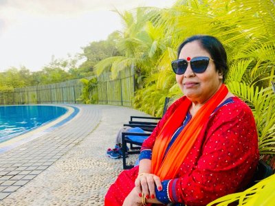 মায়ের এই ছবিটি পোস্ট করেছেন অপু বিশ্বাস