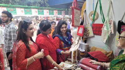 কম দামে পণ্য পেয়ে খুশি ক্রেতারা