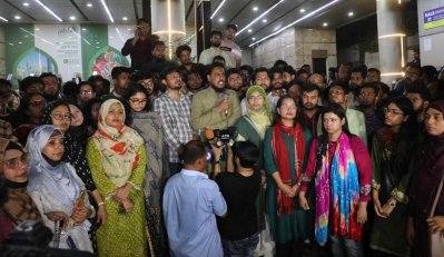 আ.লীগের দলীয় কার্যক্রম নিষিদ্ধের প্রজ্ঞাপনে এনসিপির মিষ্টি বিতরণ