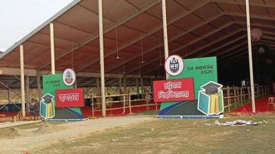 চলছে মঞ্চ তৈরি ও সাজসজ্জার কাজ