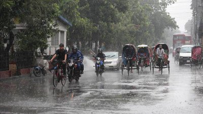 রাজধানীতে মুষলধারে বৃষ্টি (ছবি: নাসিরুল ইসলাম)