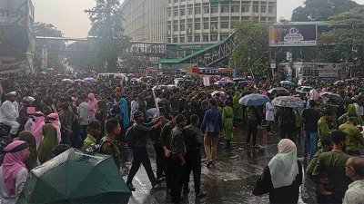 শাহবাগেনার্সিং শিক্ষার্থীদের বিক্ষোভ