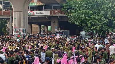 শাহবাগে নার্সিং শিক্ষার্থীদের আন্দোলন