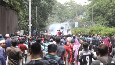 কাকরাইল মসজিদের সামনে পুলিশের বাধার মুখে পড়েন শিক্ষার্থীরা (ছবি: নাসিরুল ইসলাম)