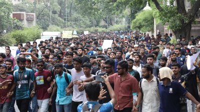 মিছিল নিয়ে যমুনা অভিমুখে যাচ্ছিলেন জগন্নাথের শিক্ষার্থীরা (ছবি: নাসিরুল ইসলাম)
