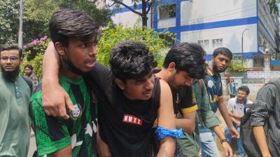 সংঘর্ষে বেশ কয়েকজন শিক্ষার্থী আহত হয়েছেন বলে খবর পাওয়া গেছে