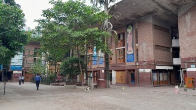 সংঘের জায়গায় বনফুল চাইল্ড কেয়ারের ভবন, যেখানে কলেজ পরিচালিত হচ্ছে।