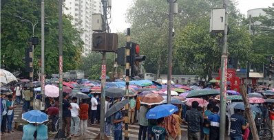 বৃষ্টিতেও উত্তাল জবি শিক্ষার্থীদের আন্দোলন