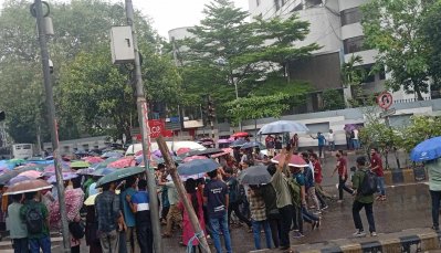 বৃষ্টিতেও উত্তাল জবি শিক্ষার্থীদের আন্দোলন