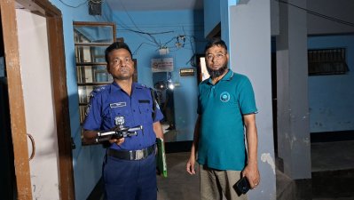 থানার এসআই সুজা মিয়া তার বাড়ি থেকে ওই ড্রোন ক্যামেরাটি উদ্ধার করে থানায় নিয়ে আসেন