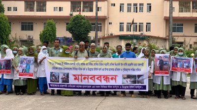 বিএসসি ইন নার্সিং শিক্ষার্থীদের শাস্তির দাবিতে মানববন্ধন করেছেন হাসপাতালে কর্মরত নার্সরা