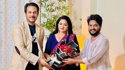 নিপার হাতে ফুলের শুভেচ্ছা দিলেন বাইফার দুই সদস্য অন্তু ও রণ