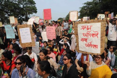‘নারীর ডাকে মৈত্রী যাত্রা’ কর্মসূচিতে অনেকের হাতেই প্ল্যাকার্ড-সাইনবোর্ড দেখা গেছে (ছবি: নাসিরুল ইসলাম)