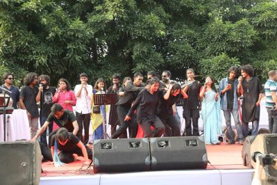 গান-কবিতা ও অভিনয়ের মাধ্যমে নারীর প্রতি নির্যাতনের চিত্র দেখানো হচ্ছে