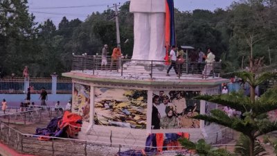 রাঙামাটিতে ভেঙে ফেলা হচ্ছে শেখ মুজিবের ভাস্কর্য