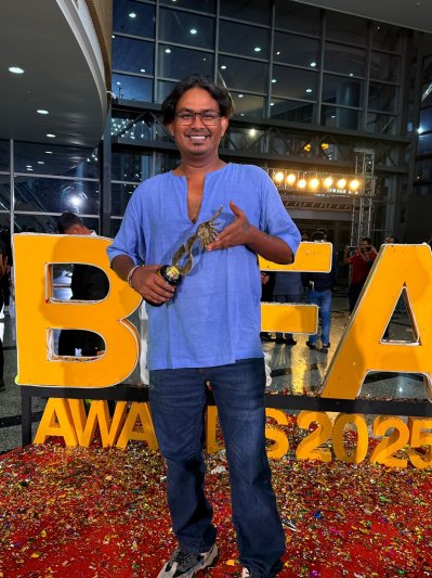 ক্রেস্ট হাতে সাহিল রনি