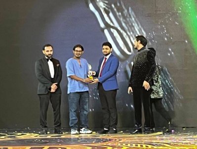 ক্রেস্ট গ্রহণ করছেন সাহিল রনি