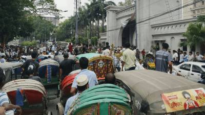 নগর ভবনের সামনের রাস্তা বন্ধ করে বিক্ষোভ করায় যানজটের সৃষ্টি হয়