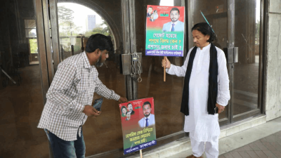 নগর ভবনের প্রবেশ পথে তালা ঝুলিয়ে দিয়েছেন আন্দোলনকারীরা। ছবি: নাসিরুল ইসলাম