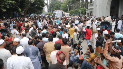 নগর ভবনের সামনের রাস্তা বন্ধ করে দেওয়ায় আশপাশের সড়কগুলোতে যানজটের সৃষ্টি হয়। ছবি: নাসিরুল ইসলাম
