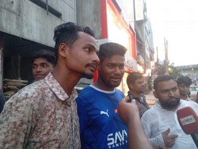 আ.লীগ কার্যালয়ের সামনে থেকে মিডিয়ার সঙ্গে কথা বলছেন তারা