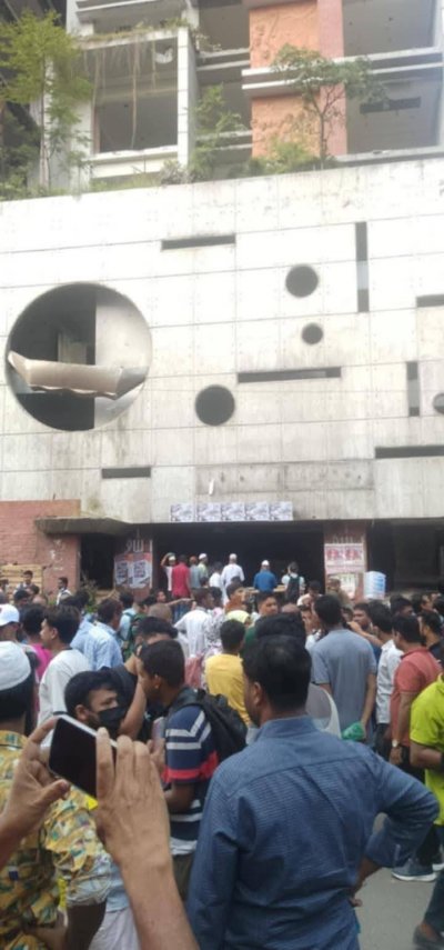 কার্যালয় ঘিরে মানুষের ভিড়