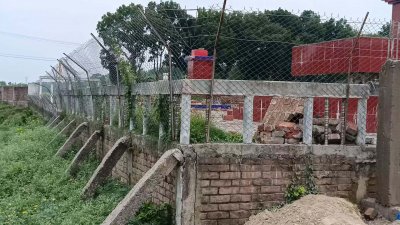 নদীর তীরে স্থাপনা নির্মাণ করে ঘিরে রাখা হয়েছে 