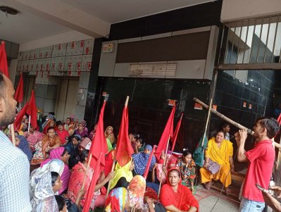 দাবি আদায়ের বিষয়ে কথা বলছেন এক শ্রমিক