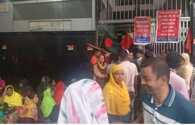 দিনভর শ্রম ভবনে ঢুকতে পারেননি কর্মকর্তারা, দাবি আদায়ে অনড় শ্রমিকরা