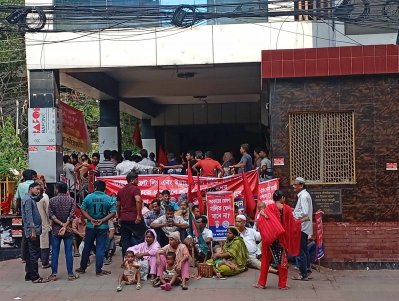 রবিবার রাতেও শ্রমিকদের অনেকে সেখানে অবস্থান নেন