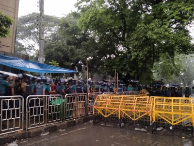 বৃষ্টি চলাকালে নিরাপদ আশ্রয়ে পুলিশ সদস্যরা