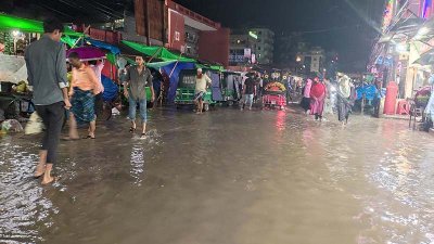 দেড় ঘণ্টার বৃষ্টিতে পানির নিচে নোয়াখালী শহর