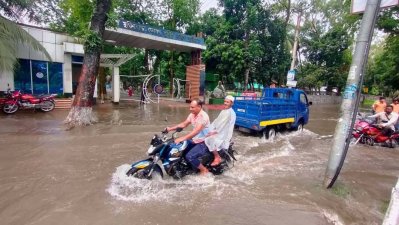 পুলিশ লাইনসের সামনের সড়ক 