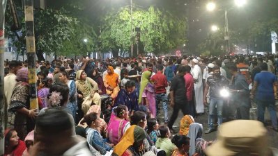 যমুনার সামনের সড়কে ইশরাক হোসেনের সমর্থকরা