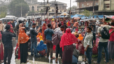 বৃষ্টিতে ভিজে আন্দোলন করেছেন আন্দোলনকারীরা