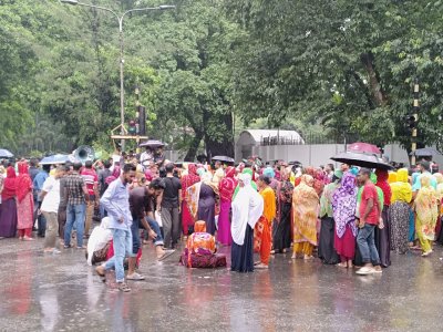 বৃষ্টিতে ভিজে আন্দোলন করছেন আন্দোলনকারীরা