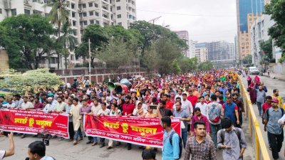 রাজধানীর কাকরাইল মসজিদের সামনে আন্দোলনরত শ্রমিকদের অবস্থান