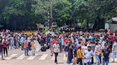 চারপাশের সড়ক বন্ধ করে দেওয়া হয়েছে (ছবি: নাসিরুল ইসলাম)