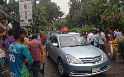 সড়কে যান চলাচল বন্ধ করে দিয়েছেন ইশরাক সমর্থকরা, সীমাহীন দুর্ভোগ